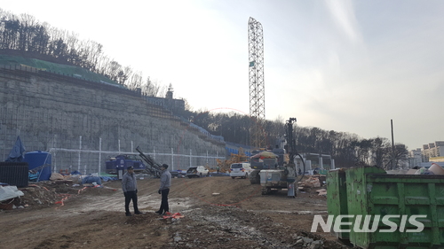 【용인=뉴시스】이준석 기자 = 9일 오후 1시11분께 경기 용인시 기흥구 물류센터 공사현장에서 타워크레인이 넘어져 근로자 3명이 숨지고 4명이 다쳤다. 사진은 사고로 끊어진 타워크레인. 2017.12.09 ljs@newsis.com