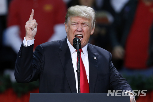 【펜서콜라=AP/뉴시스】도널드 트럼프 미국 대통령이 8일(현지시간) 앨라배마 상원의원 보궐선거를 나흘 앞두고 플로리다주(州)의 펜서콜라에서 공화당 소속 로이 무어 후보의 지원 유세를 하고 있다. 2017.12.09