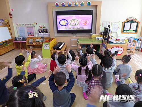 【세종=뉴시스】백영미 기자 = 서울시 동작구의 한 사립 유아 특수학교 교장이 폐교를 빌미로 영유아와 학부모들에게 건설사에 합의금을 요구하는 농성을 강요하고 기도모임, 신앙교육 등 종교행위에 참여할 것을 종용했다는 폭로가 나왔다. 사진은 기사 내용과 관련 없음. (사진=뉴시스)