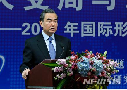 【서울=뉴시스】왕이 중국 외교부장이 12월 베이징에서 열린 국제문제 토론회에 참석해 북한 정세에 관해 강연하고 있다. (사진출처: 중국 외교부 홈페이지 캡처) 2017.12.10