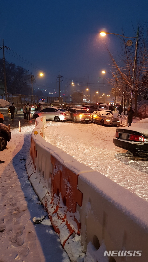 【성남=뉴시스】김지호 기자 = 10일 오전 6시17분께 경기 성남시 수정구 창곡동 산성역사거리 서울 방향 편도 3차로에서 차량 24대가 휘말린 잇따라 추돌했다. 이 사고로 2명의 운전자가 경상을 입었으나, 1시간여 만에 상황이 정리됐다. 2017.12.10 (사진=경기도재난안전본부 제공) photo@newsis.com