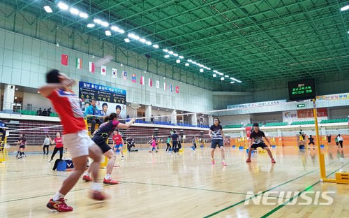 【창원=뉴시스】 홍정명 기자 = 지난 9일 경남 밀양시 배드민턴 전용구장에서 경남도교육청 주최, 경남교직원배드민턴연합회 주관으로 열린 '2017 경남 교육가족 배드민턴대회' 참가 선수들이 경기를 하고 있다.2017.12.10.(사진=경남도교육청 제공) photo@newsis.com