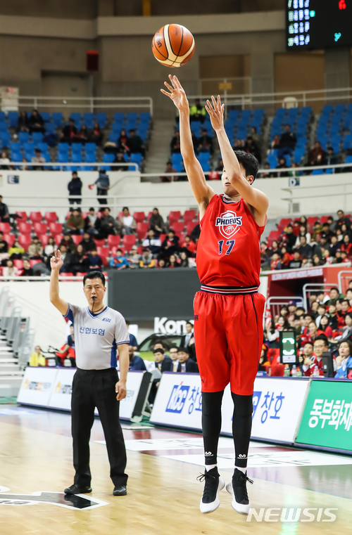 【서울=뉴시스】 프로농구 울산 현대모비스가 10일 울산동천체육관에서 벌어진 2017~2018 정관장 프로농구 고양 오리온과의 경기에서 슈터 전준범의 3점슛 6개에 힘입어 82-72로 승리했다. 