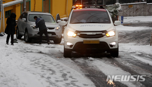 【서울=뉴시스】추상철 기자 = 새벽에 많은 눈이 내린 10일 오전 서울 용산구 주택가에서 견인차가 빙판길에 미끄러진 차량 견인작업을 하고 있다. 2017.12.10. scchoo@newsis.com