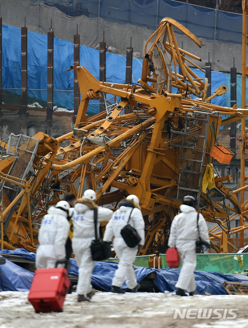 【용인=뉴시스】이정선 기자 = 지난 9일 경기 용인시 물류센터 신축 공사현장에서 타워크레인이 붕괴되는 사고가 발생, 작업중이던 근로자 3명이 숨지고 4명이 크게 다쳐 병원에서 치료중인 것으로 알려졌다.사진은 10일 오후 경기 용인 해당 사고현장에서 과학수사대 관계자들이 현장검증을 하고 있다. 2017.12.10. ppljs@newsis.com