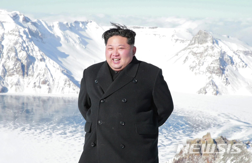 【서울=뉴시스】김정은 조선노동당 위원장 겸 국무위원장이 백두산에 올랐다고 10일 조선중앙TV가 보도했다. 2017.12.10. (사진=조선중앙TV 캡처)&nbsp; photo@newsis.com