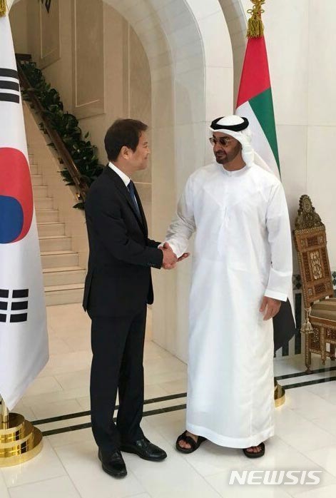 【서울=뉴시스】문재인 대통령 특사로 아랍에미리트연합국(UAE)를 방문한 임종석 대통령비서실장이 10일 오후(현지시각) 쉐이크 모하메드 빈 자이드 알 나흐얀 왕세제와 만나 악수 하고 있다 2017.12.10. (사진=청와대 제공) photo@newsis.com