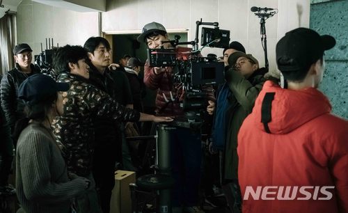 [부산=뉴시스] 하경민 기자 = 부산시와 부산창조경제혁신센터는 영화 '우상'(이수진 감독, 한석규·설경구·천우희 주연)의 부산 촬영 제작비를 지원했다고 11일 밝혔다.사진은 영화 '우상' 촬영현장 모습. 2017.12.11. (사진=부산혁신센터 제공)yulnetphoto@newsis.com