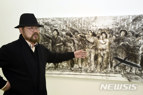 【서울=뉴시스】박현주 기자 =탄광촌 화가 황재형이 7년만에 여는 개인전에 머리카락으로 담은 작품을 새롭게 선보인다. 올해 9월 완성한 둔덕고개 그림을 설명하고 있다.