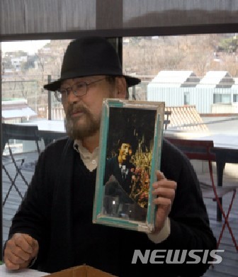 【서울=뉴시스】박현주 기자 = 광부 화장실에 걸려있었다는 '깨진 거울이 달린 액자'는 황재형 작가가 추구하는 예술정신이다. 일반인들이 예술이더라는 그는 깨진 거울위로 한 여자의 얼굴사진이 담긴 액자를 보여주며 "순수한 인간의 심성이 전해진다"며 보물처럼 다뤘다.