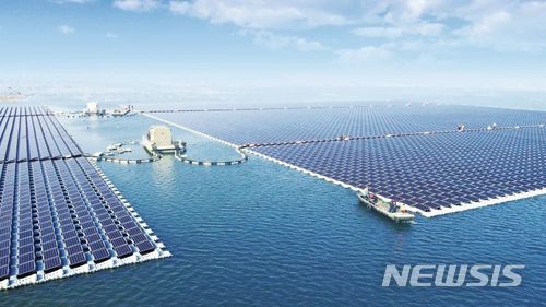 【서울=뉴시스】 = 블룸버그통신은 11일(현지시간) 중국 장강 삼협 집단공사(China Three Gorges Corp)가 지난 7월 안후이성의 한 호수 위에 세계 최대의 태양광 발전소를 건설하기 시작했다고 보도했다. 중국 안후이성(安徽省)에 건설되는 이 수상 태양광 발전소는 150메가와트(MW) 규모의 전력을 생산하게 되며, 건설비용은 10억 위안(약 1650억원)에 달한다. <출처: 구글> 2017.12.11.