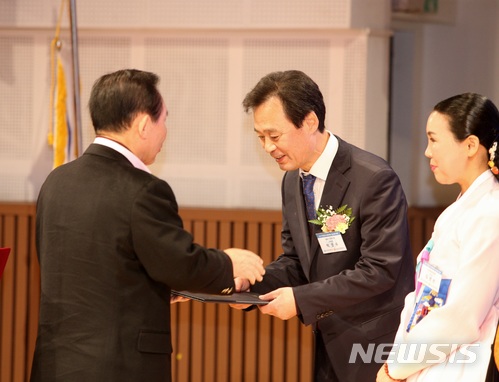 【서울=뉴시스】박겸수 강북구청장이 지난 6일 여의도 KBS아트홀에서 열린 '2017 대한민국 세종대왕 나눔 봉사 대상' 시상식에서 상을 받고 있다. 2017.12.11. (사진 = 강북구 제공) photo@newsis.com