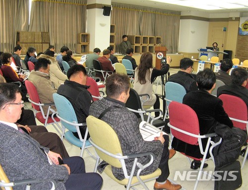 【시흥=뉴시스】이종일 기자 = 경기도의회 더불어민주당이 11일 시흥시청 글로벌센터에서 주최한 '기초자치단체장과 함께하는 지방분권 3차 토론회'에서 시민들이 발표자의 의견을 경청하고 있다. 2017.12.11. lji22356@newsis.com