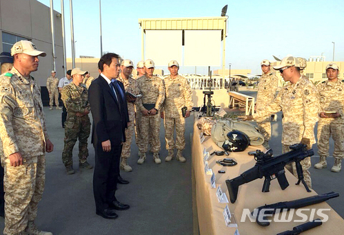 【서울=뉴시스】임종석 대통령비서실장이 10일 오후(현지시각) 중동지역 파견부대의 모범 사례로 손 꼽히는 아랍에미리트(UAE) 아크부대의 김기정 부대장과 장병들에게 문재인 대통령 시계를 선물하며 격려했다. UAE방문을 마친 임종석 비서실장은 11일 새벽(현지시각) 레바논에 도착해, 문재인 대통령 특사자격으로 레바논 대통령을 예방하고 평화유지군으로 활동중인 동명부대를 방문하여 장병들을 격려할 예정이다. 2017.12.11. (사진=청와대 제공) photo@newsis.com