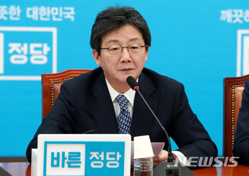 【서울=뉴시스】이영환 기자 = 바른정당 유승민 대표가 11일 오전 서울 여의도 국회 바른정당 회의실에서 열린 최고위원-국회의원 연석회의에 참석해 발언하고 있다. 2017.12.11. 20hwan@newsis.com