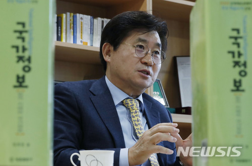 【서울=뉴시스】최동준 기자 = 한희원 동국대학교 법과대학장이 7일 학장실에서&nbsp; 국정원 개혁에 관해 뉴시스와 인터뷰를 하고 있다. 2017.12.12. photocdj@newsis.com