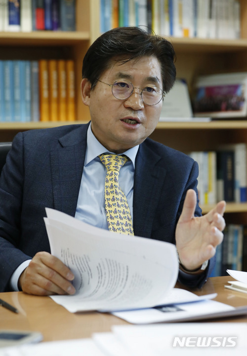 【서울=뉴시스】최동준 기자 = 한희원 동국대학교 법과대학장이 지난 7일 서울 동국대학교 학장실에서&nbsp; 뉴시스 김현호 상임고문과 국정원 개혁문제에 관해 인터뷰 하고 있다. 2017.12.12. photocdj@newsis.com