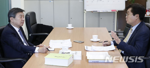 【서울=뉴시스】최동준 기자 = 한희원 동국대학교 법과대학장(오른쪽)이 지난 7일 서울&nbsp; 동국대학교 학장실에서&nbsp; 뉴시스 김현호 상임고문과 국정원 개혁문제에 관해 인터뷰 하고 있다. 2017.12.12. photocdj@newsis.com