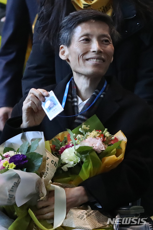 【서울=뉴시스】고승민 기자 = 2012년 공정방송을 위한 MBC 170일 파업 당시 해고된 이용마 기자가 11일 오전 서울 상암MBC에서 동료들의 환영을 받으며 복직 후 첫 출근을 하고 있다. 2017.12.11. kkssmm99@newsis.com