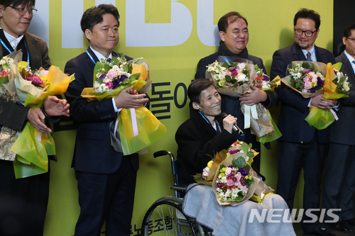 【서울=뉴시스】고승민 기자 = 2012년 공정방송을 위한 MBC 170일 파업 당시 해고된 이용마(가운데) 기자가 11일 오전 서울 상암MBC에서 열린 복직 환영행사에서 소회를 밝히고 있다. 2017.12.11. kkssmm99@newsis.com