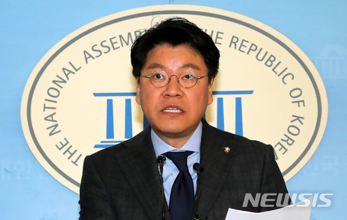 【서울=뉴시스】배훈식 기자 = 11일 오전 서울 여의도 국회 정론관에서 장제원 자유한국당 수석대변인이 현안관련 브리핑을 하고 있다. 2017.12.11.&nbsp; dahora83@newsis.com