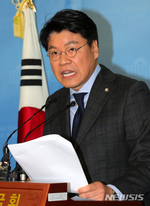 【서울=뉴시스】배훈식 기자 = 11일 오전 서울 여의도 국회 정론관에서 장제원 자유한국당 수석대변인이 현안관련 브리핑을 하고 있다. 2017.12.11. dahora83@newsis.com