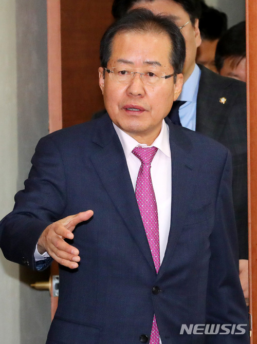 【서울=뉴시스】배훈식 기자 = 11일 오전 서울 여의도 자유한국당 당사에서 열린 2018 평창 동계 올림픽-패럴림픽 대회 입장권 구매 협약식에 홍준표 대표가 참석하고 있다. 2017.12.11. dahora83@newsis.com