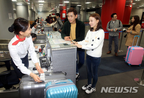 【인천공항=뉴시스】홍찬선 기자 = 공항철도는 오는 20일부터 서울역 도심공항터미널에서 저비용항공사인 이스타 항공의 탑승수속 서비스를 실시한다고 11일 밝혔다. 공항철도는 지난 1일 이스타 항공과 서울역도심공항터미널 탑승수속 서비스 제공을 위한 입주계약을 체결했다. 이스타 항공의 입주계약 체결로 서울역 도심공항터미널에서의 탑승수속이 가능한 항공사도 기존 5개 항공사(대한항공, 아시아나항공, 제주항공, 중국남방항공, 티웨이항공)에서 6개 항공사로 늘어나게 된다. 사진은 서울역 도심공항터미널에서 탑승수속하는 이용객들. 2017.12.11.(사진=공항철도 제공) photo@newsis.com