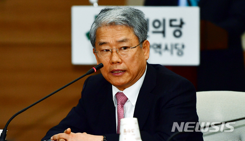 【광주=뉴시스】류형근 기자 = 국민의당 광주시당·전남도당이 11일 오전 광주 서구 광주시의회 4층 대회의실에서 '2018년도 광주·전남 예산 보고대회'를 하고 있는 가운데 김동철 의원이 인사말을 하고 있다. 2017.12.11. hgryu77@newsis.com