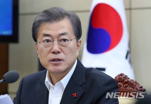 【서울=뉴시스】전신 기자 = 문재인 대통령이 11일 청와대 여민관에서 열린 수석보좌관회의에서 모두발언하고 있다. 2017.12.11.&nbsp; photo1006@newsis.com