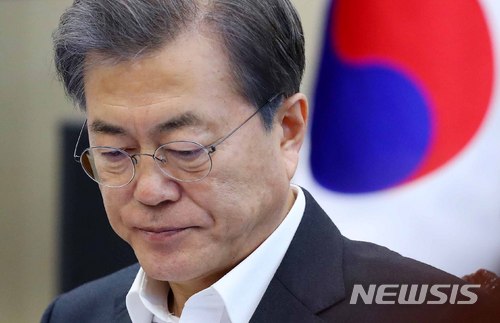 【서울=뉴시스】전신 기자 = 문재인 대통령이 11일 청와대 여민관에서 열린 수석보좌관회의에서 모두발언을 마친 후 자료를 살펴보고 있다. 2017.12.11.&nbsp; photo1006@newsis.com