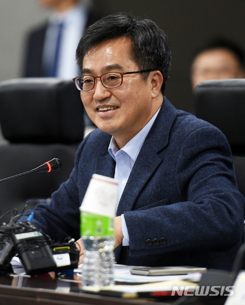 【성남=뉴시스】이정선 기자 = 김동연 경제부총리 겸 기획재정부 장관이 11일 오후 경기 성남 판교 제2테크노밸리 기업지원허브에서 열린 확대 경제관계장관회의를 주재하고 있다. 2017.12.11. ppljs@newsis.com