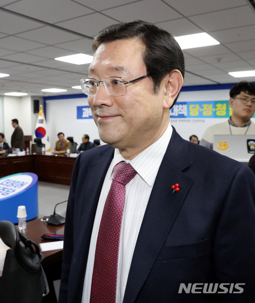 【서울=뉴시스】박영태 기자 = 11일 서울 영등포구 여의도 국회 의원회관에서 진행된 과학기술·건설산업 일자리 대책 당·정·청 협의에서 이용섭 일자리위원회 부위원장이 기념촬영을 한 후 자리로 이동하고 있다. 2017.12.11.since1999@newsis.com