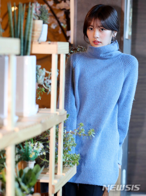 【서울=뉴시스】추상철 기자 = '이번 생은 처음이라'의 주연배우 정소민이 11일 오후 서울 종로구 카페에서 인터뷰를 하기 전 포즈를 취하고 있다. 2017.12.12. scchoo@newsis.com