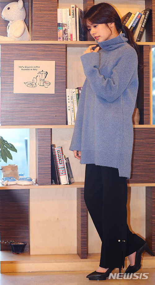 【서울=뉴시스】추상철 기자 = '이번 생은 처음이라'의 주연배우 정소민이 11일 오후 서울 종로구 카페에서 인터뷰를 하기 전 포즈를 취하고 있다. 2017.12.12. scchoo@newsis.com