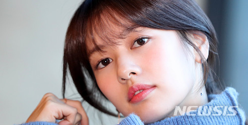 【서울=뉴시스】추상철 기자 = '이번 생은 처음이라'의 주연배우 정소민이 11일 오후 서울 종로구 카페에서 인터뷰를 하기 전 포즈를 취하고 있다. 2017.12.12. scchoo@newsis.com