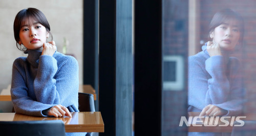 【서울=뉴시스】추상철 기자 = '이번 생은 처음이라'의 주연배우 정소민이 11일 오후 서울 종로구 카페에서 인터뷰를 하기 전 포즈를 취하고 있다. 2017.12.12.&nbsp; scchoo@newsis.com