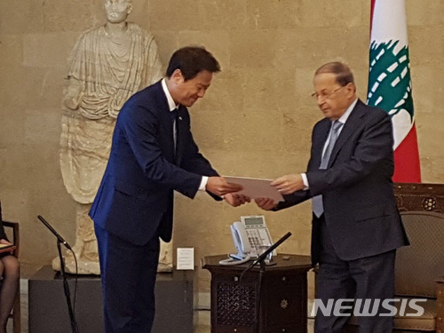 【서울=뉴시스】임종석 대통령 비서실장이 11일 레바논 대통령궁을 방문해 미셸 아운 레바논 대통령에게 문재인 대통령 친서를 전달하고 있다. 2017.12.11. (사진=청와대 제공)&nbsp; photo@newsis.com 