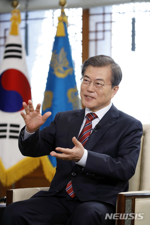 【서울=뉴시스】문재인 대통령이 지난 8일 오후 청와대 본관 충무실에서 중국 CCTV와 인터뷰를 하고 있다. 2017.12.12. (사진=청와대 제공) photo@newsis.com