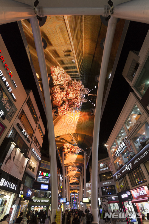 【서울=뉴시스】대전 은행동의 으능정이 거리에 설치된 스카이로드의 메인 스크린을 통해 1개월 간 시민들에게 선보인다.이 전시에는 국내를 넘어 세계 곳곳에서 비디오 아티스트로 각광받고 있는 이이남과 이용백이 참여한다. 