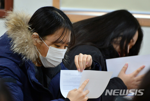 【청주=뉴시스】인진연 기자 = 한국교육과정평가원이 12일 오전 2018학년도 대학수학능력시험(수능)성적표를 전국 수험생 53만1327명에게 배부한 가운데 충북 청주 산남고 학생이 성적표를 살펴보고 있다. 2017.12.12 inphoto@newsis.com
