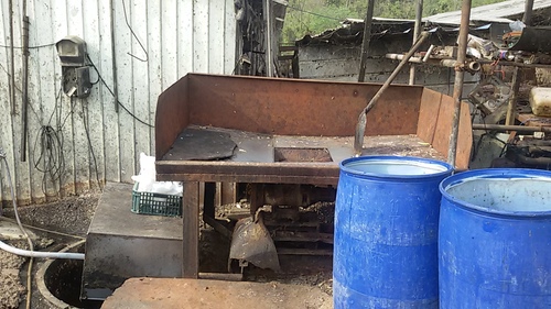 【수원=뉴시스】 음식쓰레기를 신고하지 않고 사료로 사용한 경기 평택의 가축농장 모습. 2017.12.12. (사진=경기도 제공) photo@newsis.com