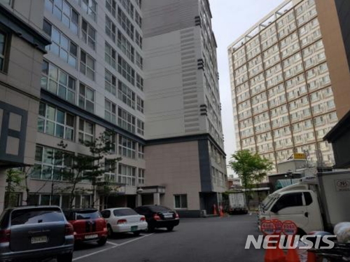 【서울=뉴시스】= 서울 강남구 일원동 716 목련타운 109동 5층 502호가 경매에 나왔다. 1993년 9월 준공한 8개동 650가구 단지로 해당 물건은 15층 건물 중 5층이다. 전용면적은 99.8㎡, 방 3개 욕실 2개에 계단식 구조다. 