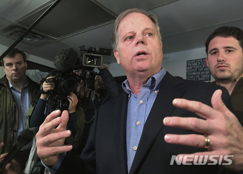 【버밍햄( 미 앨라배마주) = AP/뉴시스】 = 앨라배마주 상원의원 보궐선거에 성추문 의혹이 있는 공화당 로이 무어에 대항해서 출마한 민주당 후보 더그 존스가 11일(현지시간) 막바지 선거유세를 하고 있다.&nbsp;&nbsp; 