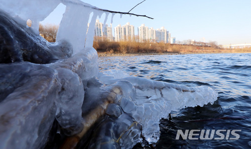 【서울=뉴시스】이영환 기자 = 서울의 기온이 영하 12도를 기록하며 올 겨울들어 가장 추운 12일 오전 서울 영등포구 서울마리나 선착장 인근에 얼음이 얼어 있다. 2017.12.12. 20hwan@newsis.com