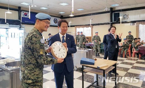 【서울=뉴시스】전신 기자 = 임종석 비서실장이 11일(현지시각) 레바논 유엔평화유지군으로 활동 중인 동명부대(단장 진철호)를 방문해 장병들의 노고에 대한 문재인 대통령의 감사 인사를 전하고 벽시계 등을&nbsp; 선물 했다. 2017.12.12. (사진=청와대 제공) photo@newsis.com
