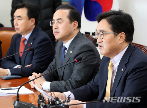 【서울=뉴시스】박영태 기자 = 우원식 더불어민주당 원내대표가 12일 오전 서울 영등포구 여의도 국회 더불어민주당 원내대표회의실에서 진행된 더불어민주당 원내대책회의에서 "MBC의 해직자 복직에 박수를 보낸다"고 모두발언을 하고 있다. 2017.12.12.since1999@newsis.com