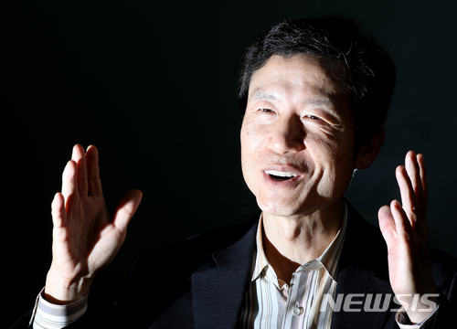 【서울=뉴시스】조수정 기자 = 북한 주체사상을 정리한 교본 '강철서신' 필자 김영환 북한민주화네트워크 연구위원이 5일 오후 서울 퇴계로 뉴시스 본사에서 인터뷰 하고 있다. 2017.12.12. chocrystal@newsis.com
