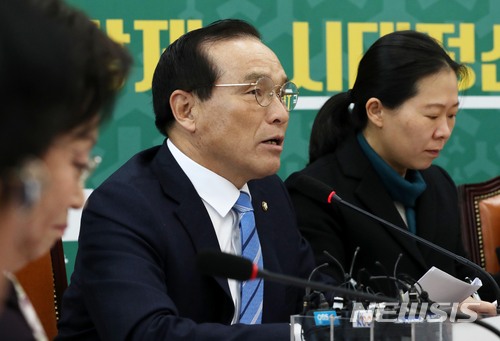 【서울=뉴시스】홍효식 기자 = 국민의당 김중로 의원이 12일 오전 서울 여의도 국회에서 열린 제52차 원내대책회의에 참석해 5.18 민주화운동 진상규명 특별법, 국회 국방위원회 법안심사소위 통과와 관련해 발언하고 있다. 2017.12.12. yesphoto@newsis.com