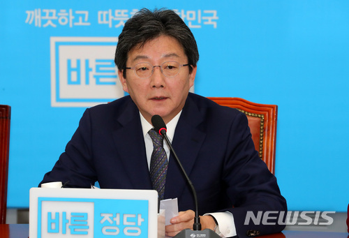 【서울=뉴시스】배훈식 기자 = 12일 오전 서울 여의도 국회 바른정당 회의실에서 열린 최고위원·국회의원 연석회의에 참석한 유승민 대표가 모두발언하고 있다. 유 대표는 문재인 대통령의 중국 방문에 대해 북핵 미사일 안보 위기를 해결하는 것이 가장 중요한 목표라고 말했다. 2017.12.12. dahora83@newsis.com